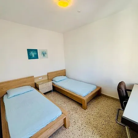 Appartamento In With Private Bathroom And Roof.